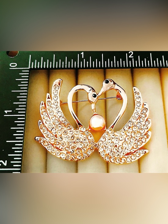 Jewelry - Rhinestone Twin Swan Brooch Pin Rose Gold Tone Pearl Love Bird